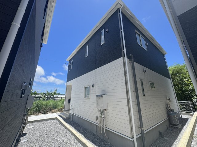 糸満市座波　第3（全4棟）1・2・4号棟の駐車場|4号棟　駐車3台可♪EV車充電設備付き♪