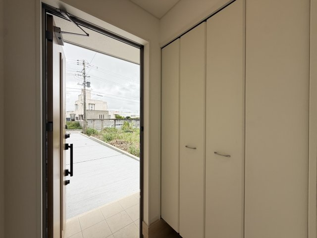 糸満市座波　第3（全4棟）1・2・4号棟の玄関|4号棟　十分な収納付き玄関♪