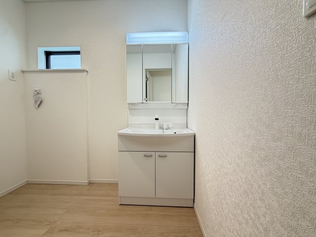 糸満市座波　第3（全4棟）1・2号棟の独立洗面台|1号棟　三面鏡付き洗髪洗面化粧台♪