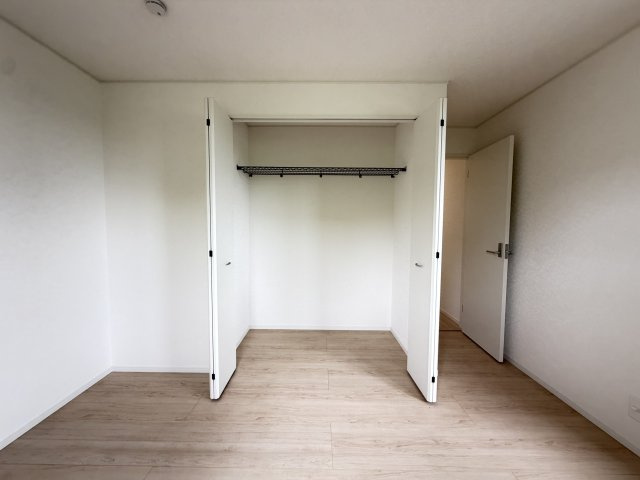 糸満市座波　第3（全4棟）1・2・4号棟の収納|4号棟　洋室6.5帖＋CL付き♪