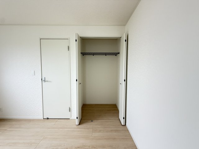 糸満市座波　第3（全4棟）1・2号棟の収納|1号棟　洋室6帖＋CL付き♪
