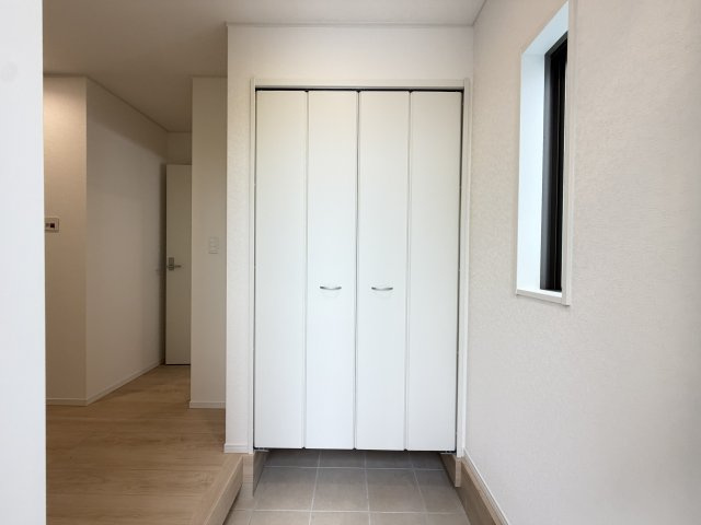 糸満市座波　第3（全4棟）1・2号棟の玄関|1号棟　十分な収納付き玄関♪