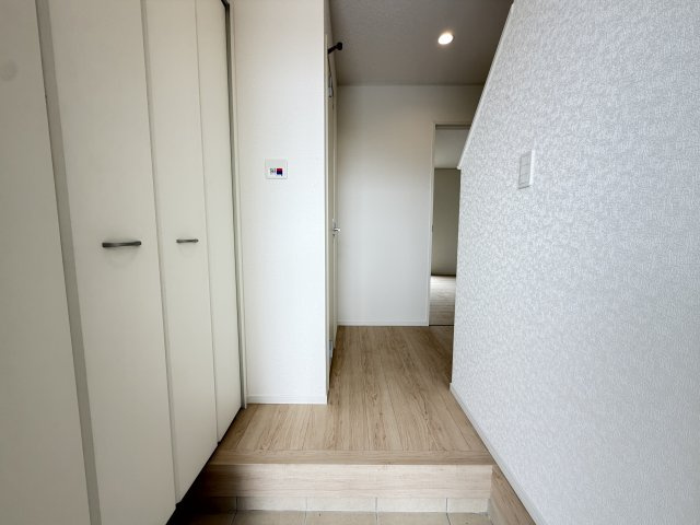 糸満市座波　第3（全4棟）1・2・4号棟の玄関|4号棟　十分な収納付き玄関♪