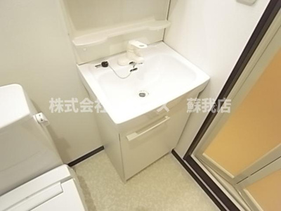 【独立洗面台】 | プライムコート浜野 | 独立洗面台、小物を置くことができて便利です