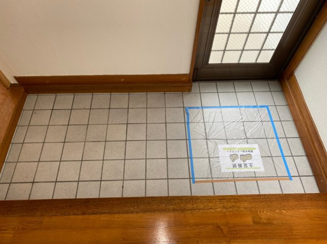 高安アパートの玄関