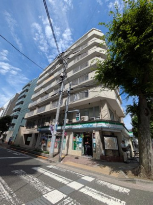 １階はコンビニで便利です