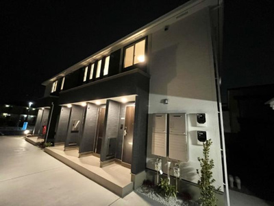 【外観】 | プルメリア | 外観写真（夜）