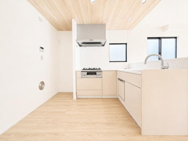 川崎市中原区上平間の新築一戸建のキッチン|広々としたキッチンは、
落ち着いて料理が出来ます！