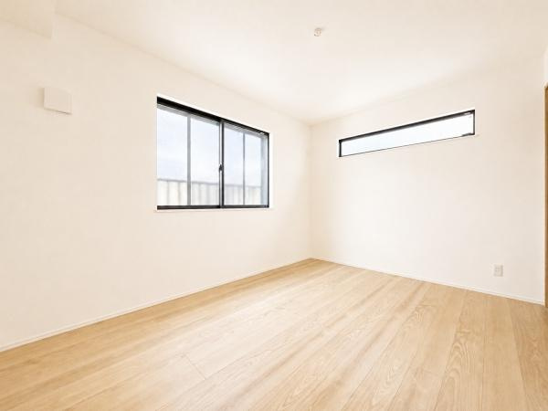 川崎市中原区上平間の新築一戸建の洋室|窓からの光が嬉しい洋室です。
収納もあり、荷物が多い方にも安心です♪