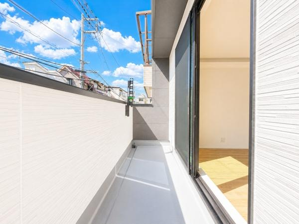 川崎市中原区上平間の新築一戸建のバルコニー|陽当り良好のバルコニー！
風通しもよく気持ちいいです