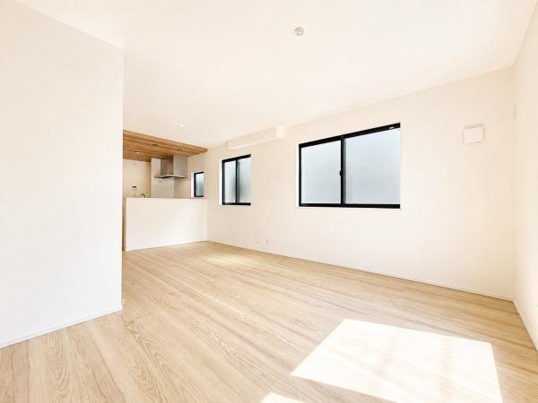 川崎市中原区上平間の新築一戸建の居間・リビング|2面採光のLDKは陽当たり通風良好です。
