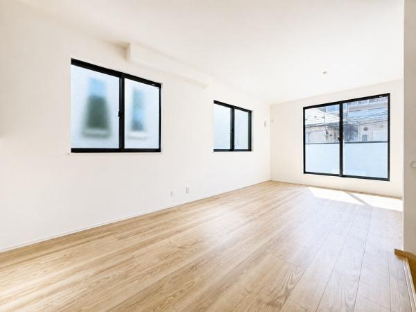 川崎市中原区上平間の新築一戸建の居間・リビング|LDKは窓が多く、陽当たり通風良好です。