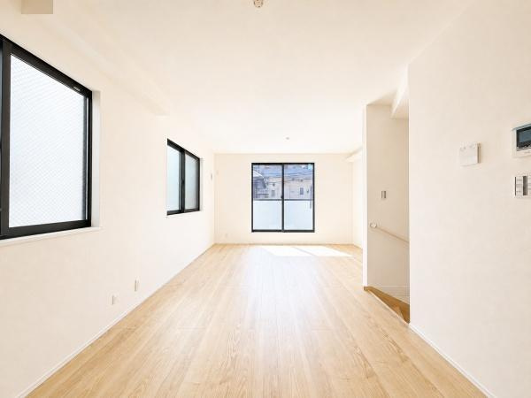 川崎市中原区上平間の新築一戸建の居間・リビング|対面式のキッチンはお料理中でも家族とのお話も弾みます。
