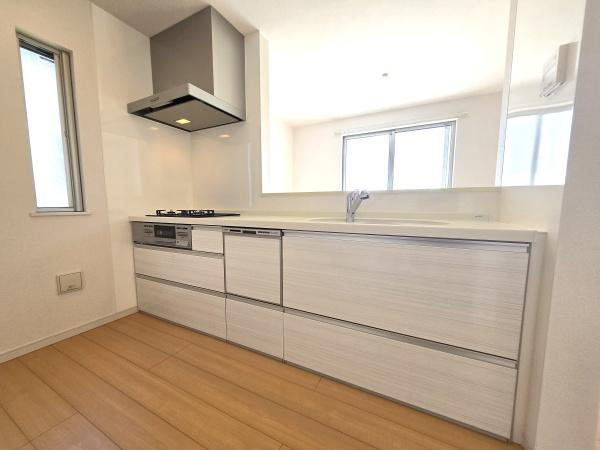 横浜市磯子区杉田８丁目の中古一戸建のキッチン|広々としたキッチンは、
落ち着いて料理が出来ます！