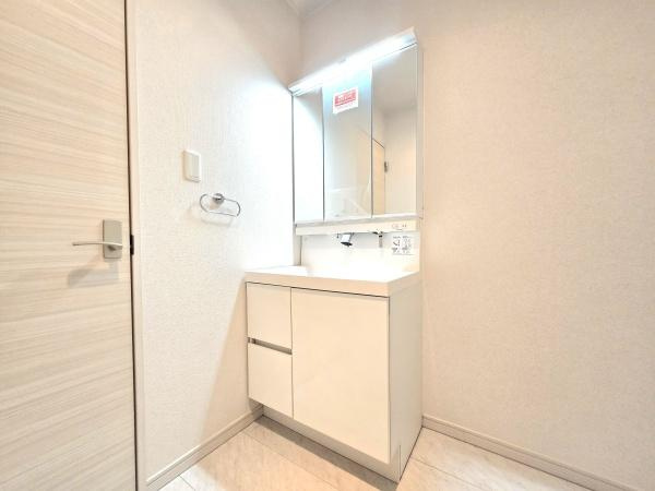 横浜市磯子区杉田８丁目の中古一戸建の独立洗面台|広々とした洗面室には三面鏡付き独立洗面台！