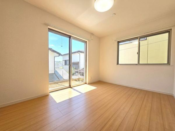 横浜市磯子区杉田８丁目の中古一戸建の洋室|二面採光の明るく、落ち着きのある洋室！
休日はこちらでおくつろぎ下さい♪