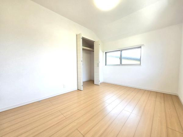 横浜市磯子区杉田８丁目の中古一戸建の洋室|クローゼットもあるので収納にも困りません！
荷物が多い方にも安心です。