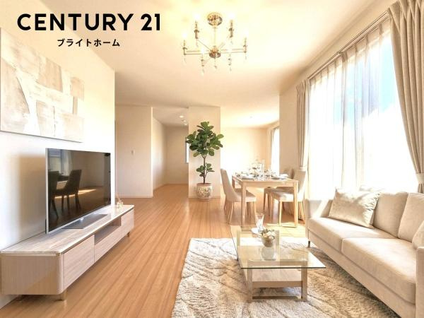 横浜市磯子区杉田８丁目の中古一戸建の居間・リビング|窓からは明るい光が差し込みます！
電気をつけなくても明るいです。
※家具等はＣＧでの参考レイアウトです。