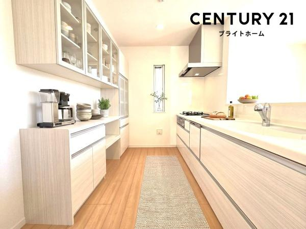 横浜市磯子区杉田８丁目の中古一戸建のキッチン|広々としたキッチンは、
落ち着いて料理が出来ます！
※家具はCGでの参考レイアウトです。
