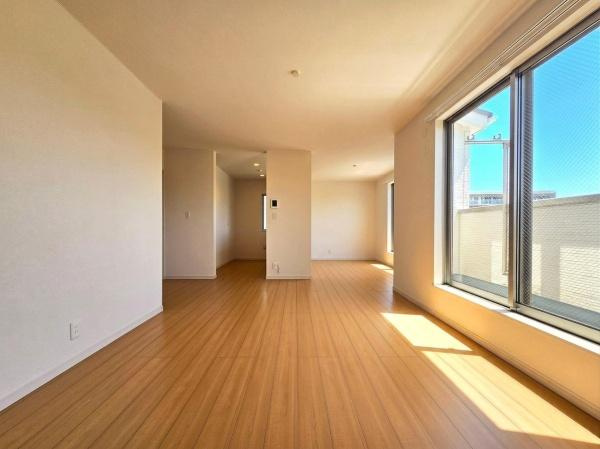 横浜市磯子区杉田８丁目の中古一戸建の居間・リビング|窓からは明るい光が差し込みます！
電気をつけなくても明るいです。