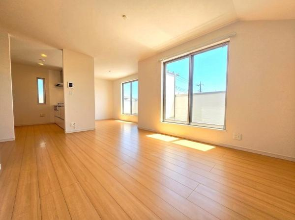 横浜市磯子区杉田８丁目の中古一戸建の居間・リビング|家族が自然と集まるリビングは
落ち着きのある空間です♪