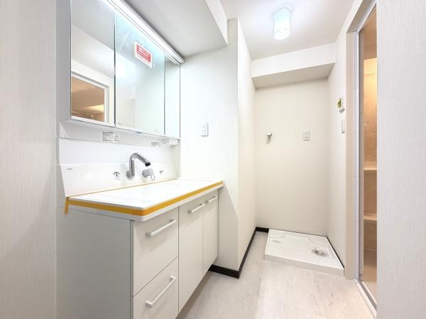 ライオンズマンション横濱本牧ベイステージの独立洗面台|広々とした洗面室には三面鏡付き独立洗面台！