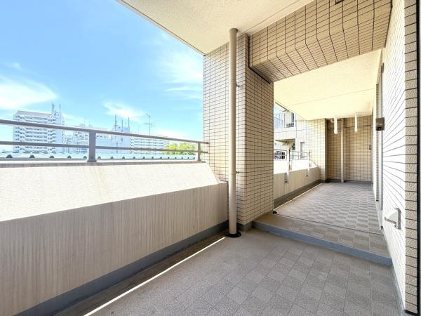ライオンズマンション横濱本牧ベイステージのバルコニー|陽当り良好のバルコニー！
風通しもよく気持ちいいです