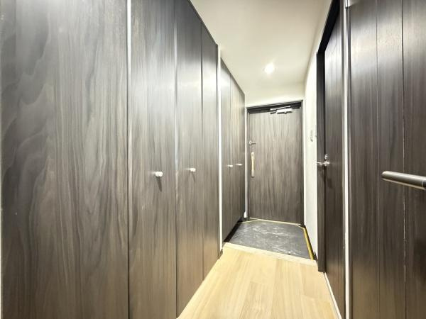 ライオンズマンション横濱本牧ベイステージの玄関|収納豊富な玄関です。
この明るい玄関が気持ちよく家族を迎え入れます♪
