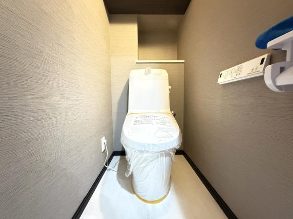 ライオンズマンション横濱本牧ベイステージのトイレ|清潔感のある内装のすっきりとしたデザインのトイレです。
水周りが綺麗だと安心ですね。
