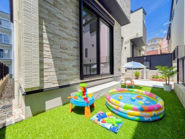 川崎市宮前区けやき平の新築一戸建の庭|お庭もついています！
家庭菜園や、お子様のプールなど、使い方は様々です！
※おもちゃ等はＣＧでの参考レイアウトです。