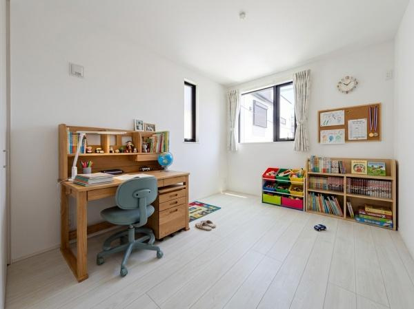 川崎市宮前区けやき平の新築一戸建の洋室|二面採光の明るい洋室♪
休日はこちらでおくつろぎ下さい♪
※家具等はＣＧでの参考レイアウトです。