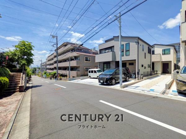 川崎市宮前区けやき平の新築一戸建の前面道路含む現地写真|前面道路が広いので、安心して駐車可能です！
是非現地へお越しください。