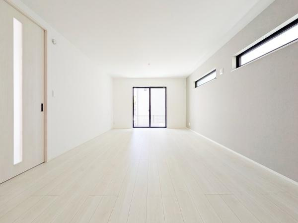 川崎市宮前区けやき平の新築一戸建の居間・リビング|窓からは明るい光が差し込みます！
電気をつけなくても明るいです。