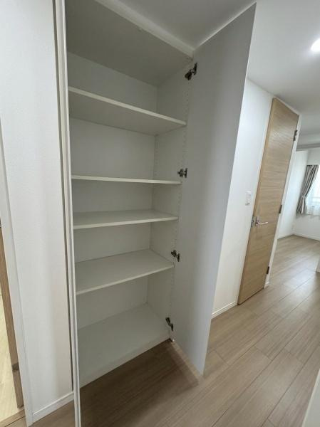 グレーシアパーク仲町台の収納|用途に合わせ高さも調整可能です
高さ、奥行き十分なマルチ収納です！
※この画像はCG処理により家具・生活用品等を除去したイメージ画像です。実際の室内とは異なります。