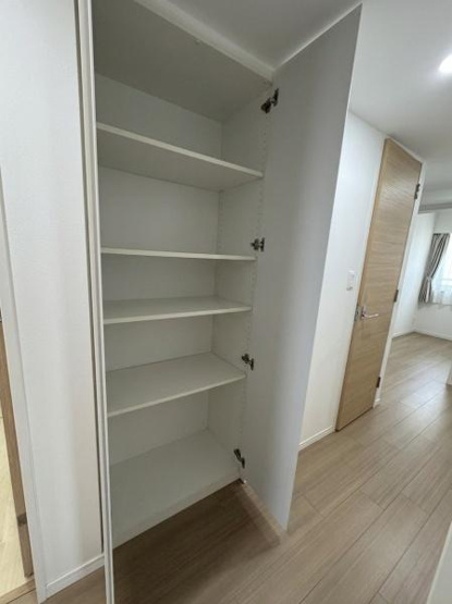 【収納】 | グレーシアパーク仲町台 | 用途に合わせ高さも調整可能です
高さ、奥行き十分なマルチ収納です！
※この画像はCG処理により家具・生活用品等を除去したイメージ画像です。実際の室内とは異なります。