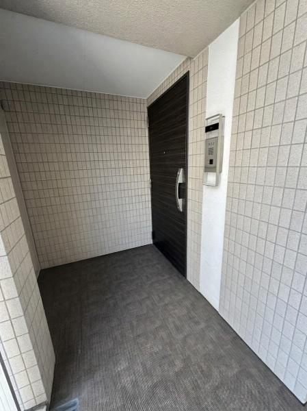 グレーシアパーク仲町台の玄関|玄関前にゆとりのアルコープ付き。プライバシーが守られ、落ち着いた住環境が魅力です。
角部屋の為、人の目線は気になりません！
