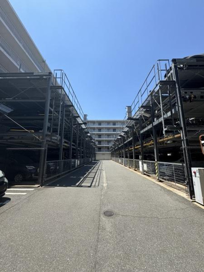 【駐車場】 | グレーシアパーク仲町台 | 機械式駐車場
スペースも広く、駐車もしやすい設計となっております。
空き状況について、お気軽にお問合せください