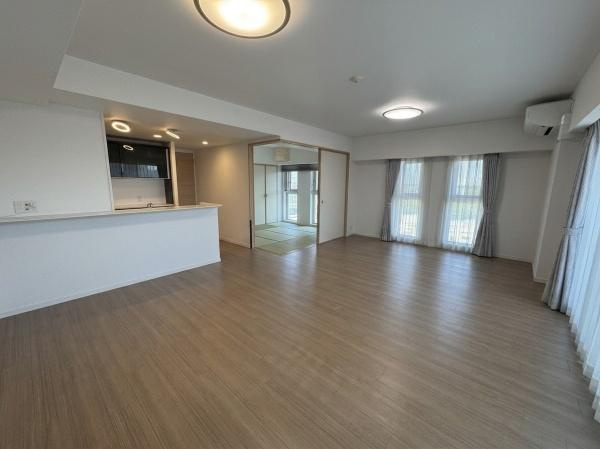 グレーシアパーク仲町台の居間・リビング|キッチンからリビングダイニングまで見渡せて、ご家族のコミュニケーションも取りやすい間取りです。
※この画像はCG処理により家具・生活用品等を除去したイメージ画像です。実際の室内とは異なります。
