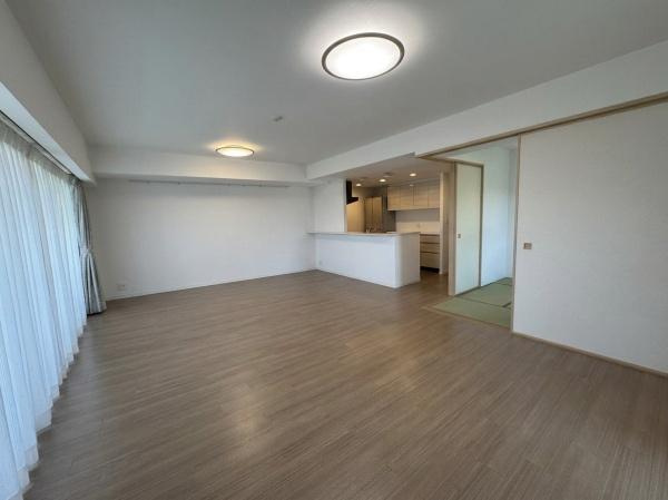 【居間・リビング】 | グレーシアパーク仲町台 | 大きな窓からは明るい陽が差し込みます
５階角住戸につき、見晴らしも良く眺望良好です
※この画像はCG処理により家具・生活用品等を除去したイメージ画像です。実際の室内とは異なります。