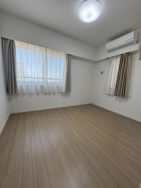 グレーシアパーク仲町台の洋室|洋室約６帖
二面採光により、心地よい朝陽が差し込みます
※この画像はCG処理により家具・生活用品等を除去したイメージ画像です。実際の室内とは異なります。