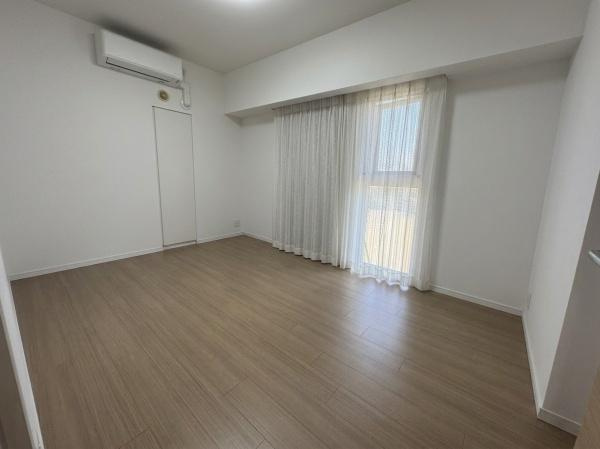 【寝室】 | グレーシアパーク仲町台 | ぬくもりを感じられるのびのびとした明るい洋室です。快適に暮らせそうな空間が広がります。
※この画像はCG処理により家具・生活用品等を除去したイメージ画像です。実際の室内とは異なります。