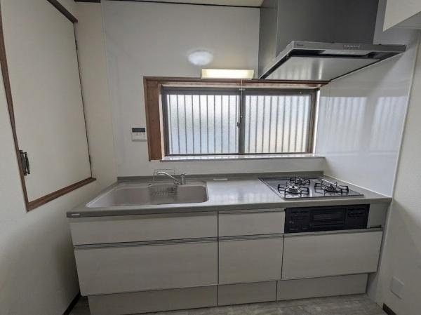 【キッチン】 | 門真市北巣本町　中古戸建 | こちらの画像は、AIを用いて家具等を消しております。