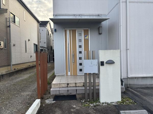 岡崎市羽根町小豆坂・中古戸建の玄関|訪れる人を心地よく迎え入れます。