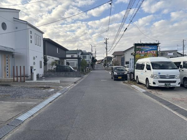 岡崎市羽根町小豆坂・中古戸建の前面道路含む現地写真|前面道路です。