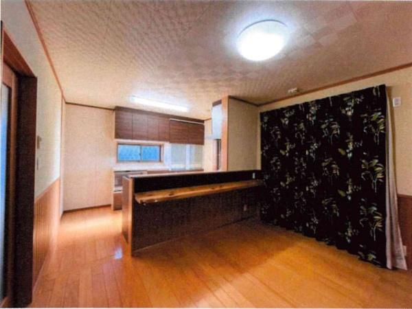 岡崎市島坂町・中古戸建の居間・リビング|壁を作らないオープンキッチン。