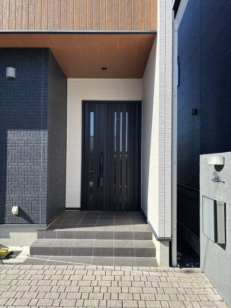 岡崎市丸山町・中古戸建の玄関|訪れる人を心地よく迎え入れます。
