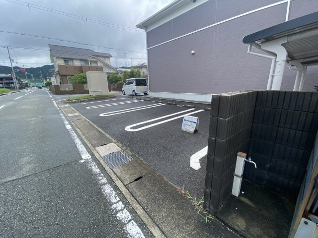 ドルフ・アカネＡの駐車場
