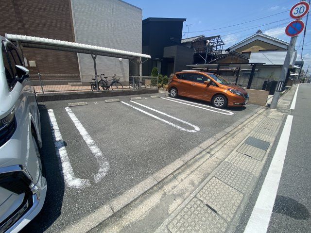 プラシード三宅の駐車場