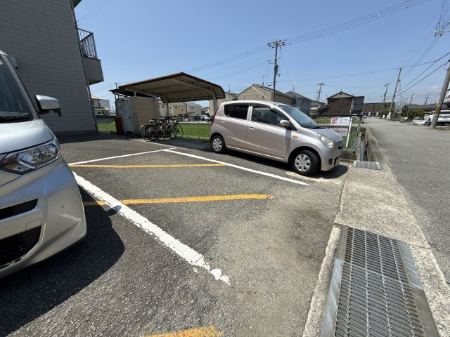 パルネット輝の駐車場