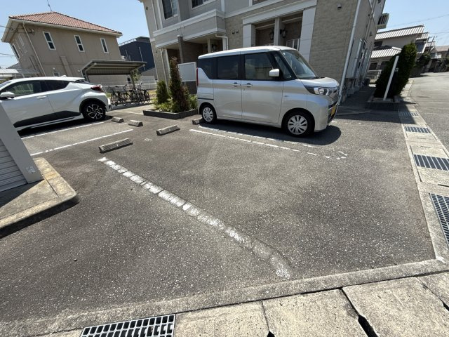 ロイヤル・ガーデンの駐車場